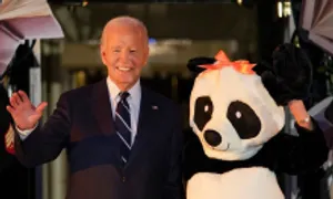 Bà Jill Biden hóa trang thành gấu trúc trong Halloween cuối cùng ở Nhà Trắng