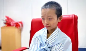 Nước mắt lặng lẽ của bé gái Làng Nủ khi xuất viện Nước mắt lặng lẽ của bé gái Làng Nủ khi xuất viện