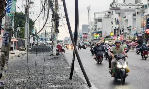 Trụ điện, dây cáp ngổn ngang sau mở rộng đường Trụ điện, dây cáp ngổn ngang sau mở rộng đường