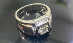 Trộm nhẫn kim cương trong cửa hàng vàng bạc