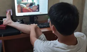 Những người vợ phải chăm chồng như con Những người vợ phải chăm chồng như con