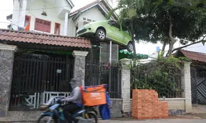 Treo ôtô lên cổng nhà 'làm kỷ niệm' Treo ôtô lên cổng nhà 'làm kỷ niệm'