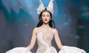 Ý Nhi catwalk với đầm cảm hứng sóng biển