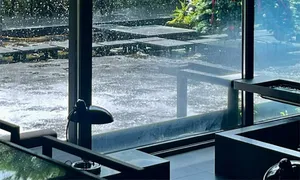 Quán cà phê 15 phút lại mưa một lần Quán cà phê 15 phút lại mưa một lần