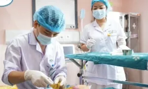 Lửa đốt cồn bùng cháy khiến bé trai bỏng nặng